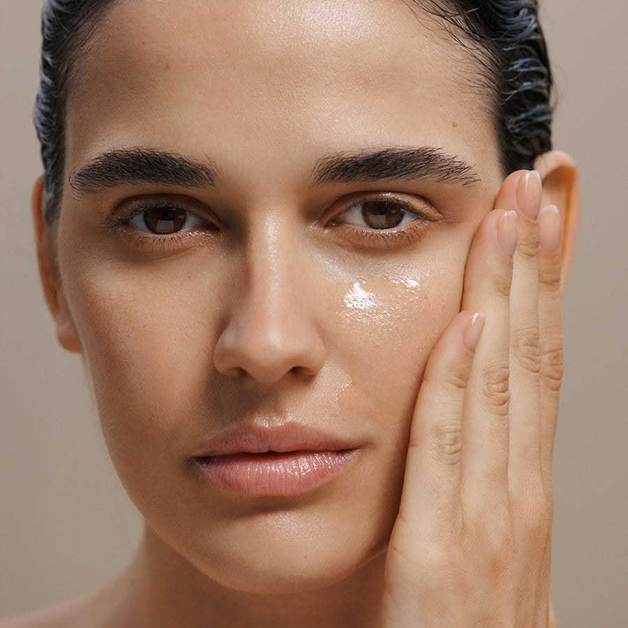 39320-4_Hydrating _Serum_Plus_Model_2