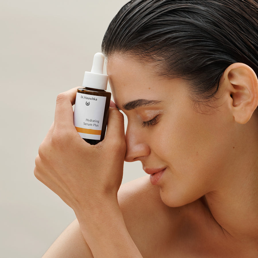 39320-5_Hydrating_Serum_Plus_Model_1